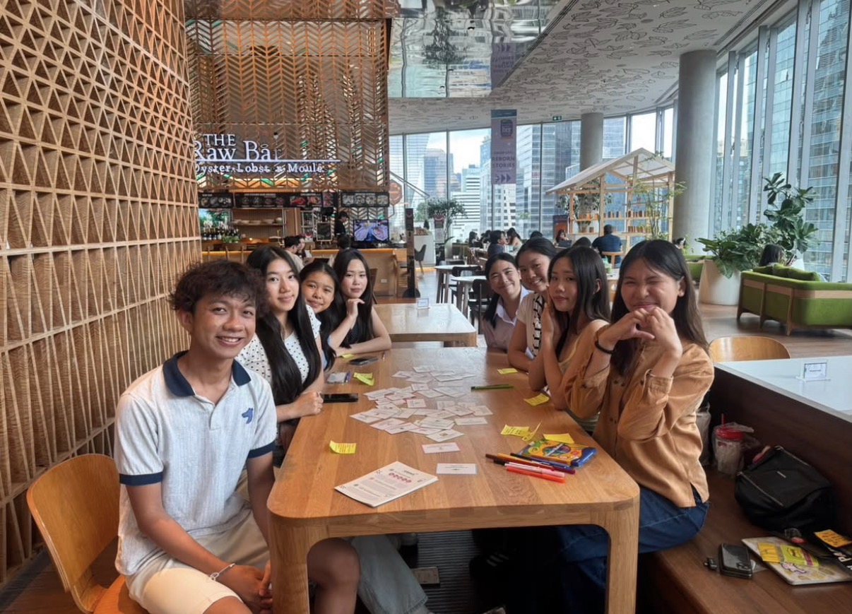 Participants smiling together at the end of the earth&us event